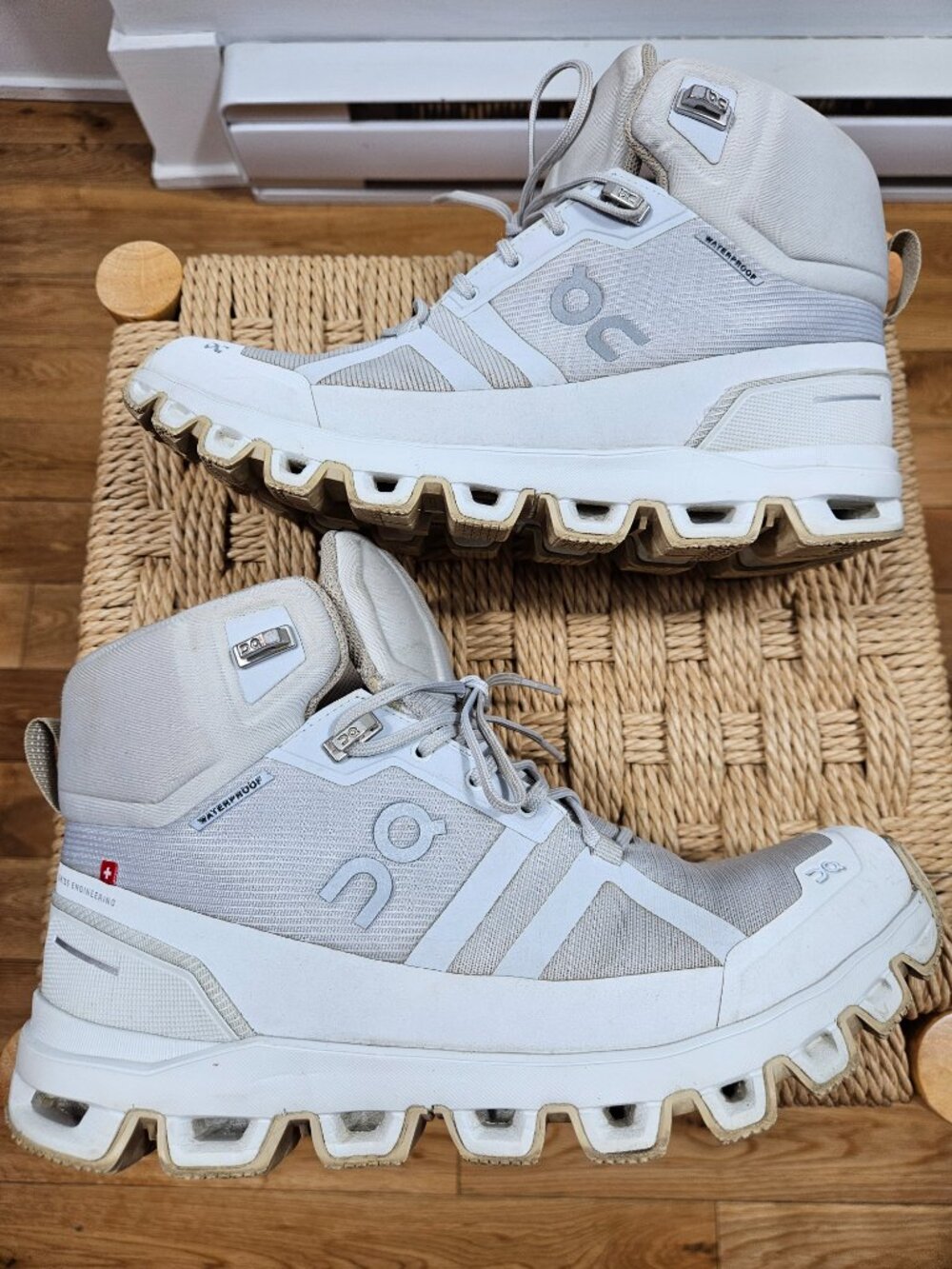 On Running Cloudrock Waterproof Hiking Boots White Grey Women’s Size 8 EUR 39